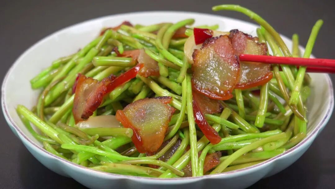 春天最好吃的野菜，藜蒿炒腊肉的做法，泥蒿（芦蒿）怎么炒，才清脆爽口不变色呢#下饭菜  #腊肉炒泥蒿#腊肉炒藜蒿#藜蒿炒腊肉#泥蒿炒腊肉#炒芦蒿#腊肉泥蒿#腊肉藜蒿#腊肉芦蒿#炒野菜#炒蔬菜#炒腊肉#腊肉