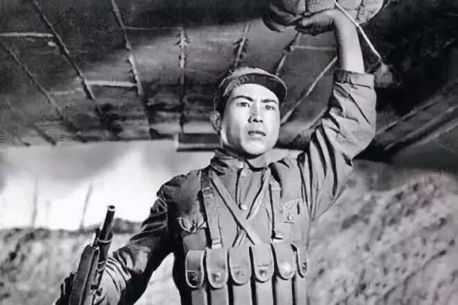 中国精神在那名单手擎天的士兵70年前发出的呐喊里!