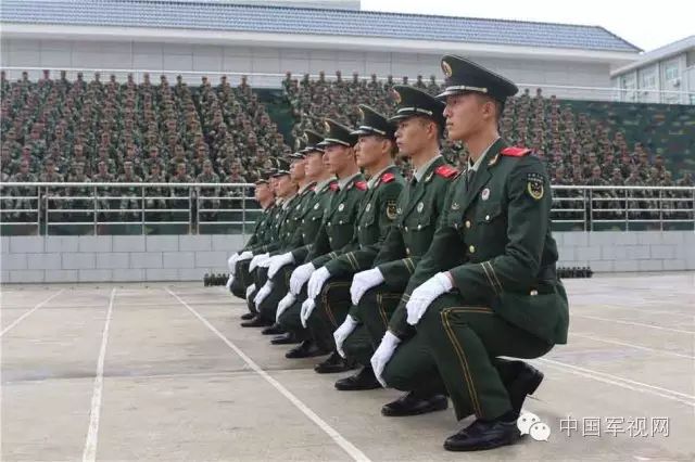 重点对单个军人队列动作进行了演示和规范,并现场回答了新兵训练中