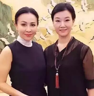 53岁刘嘉玲和52岁宋祖英合影，看燕窝对女人保养的重要性！