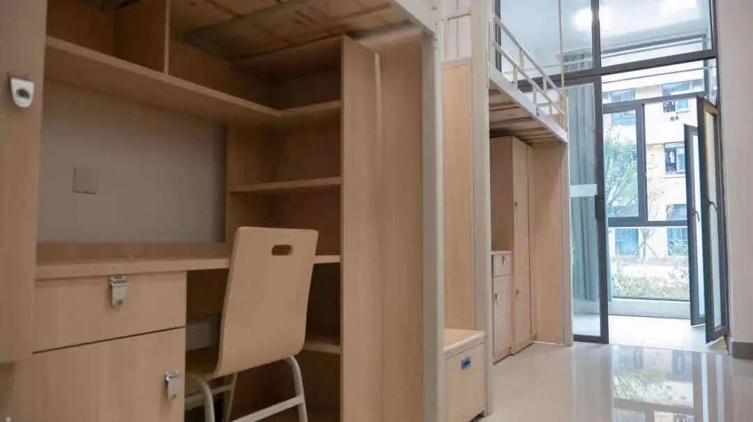 2021年是吉利学院来成都的第2年也是建校的22年相对于其他高校的校训"