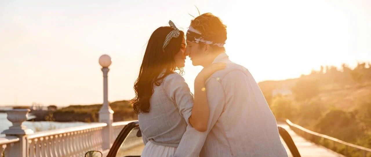 男人在“亲亲”时，忍不住有以下3种方式，就说明他爱你很深很深