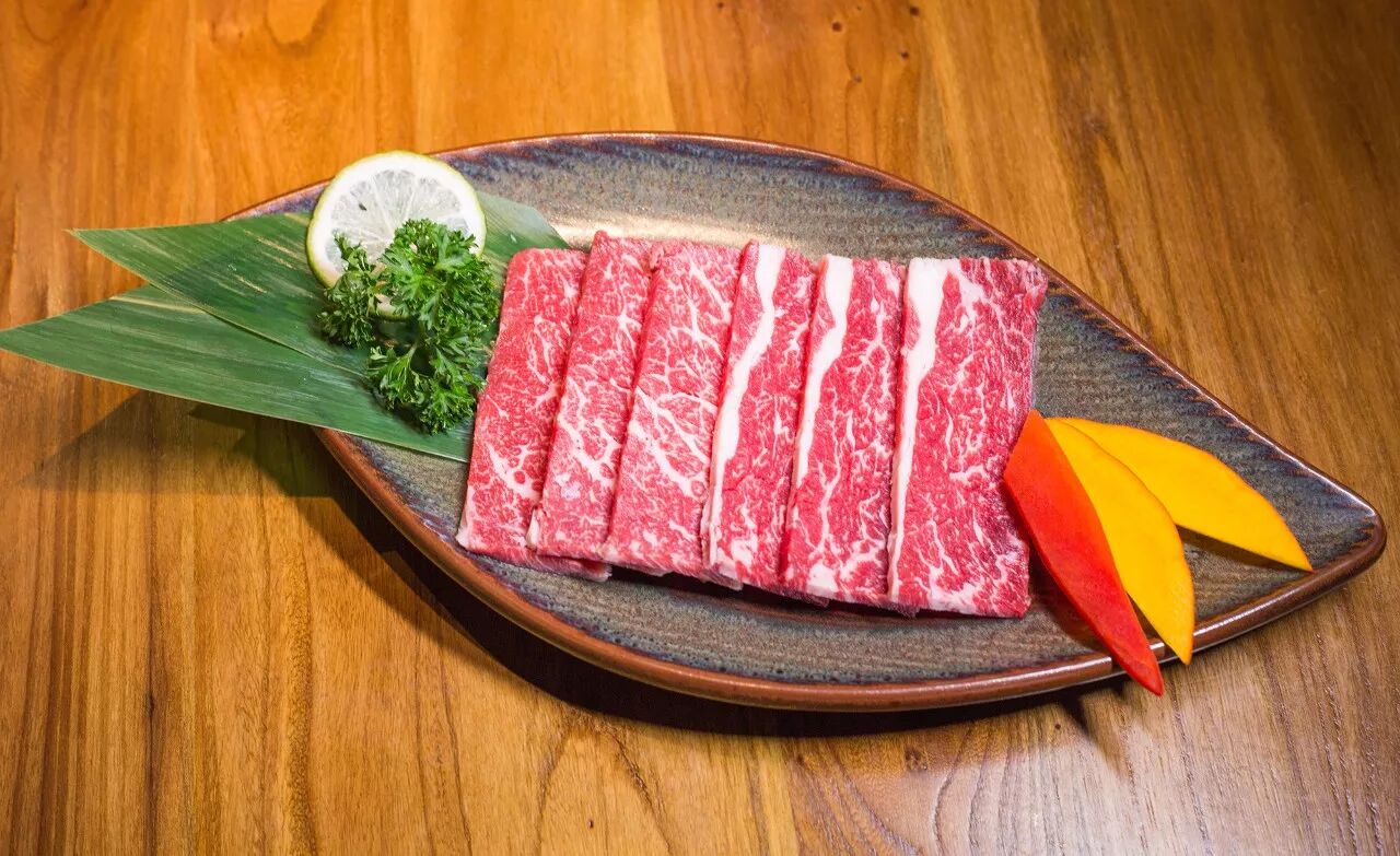 的雪花纹路 只有牛t骨和内脏间最珍贵的贝肉才会有 切好的和牛贝肉