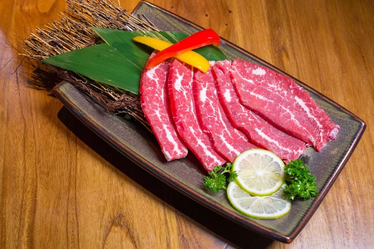 牛腩排可能会沿中间的白线裂开来