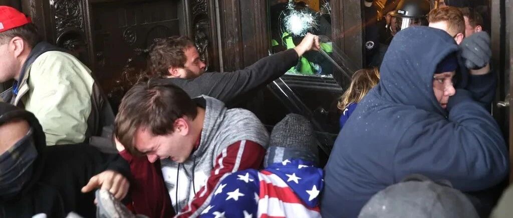 突发！美国暴乱！百万川粉攻陷国会大厦！警卫向示威者开枪，加拿大也乱了!