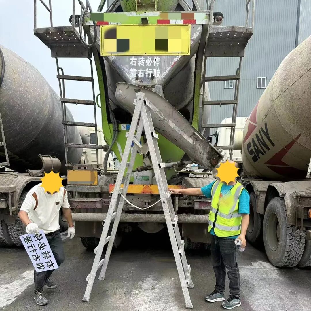 为车辆喷涂“右转必停”警示标识