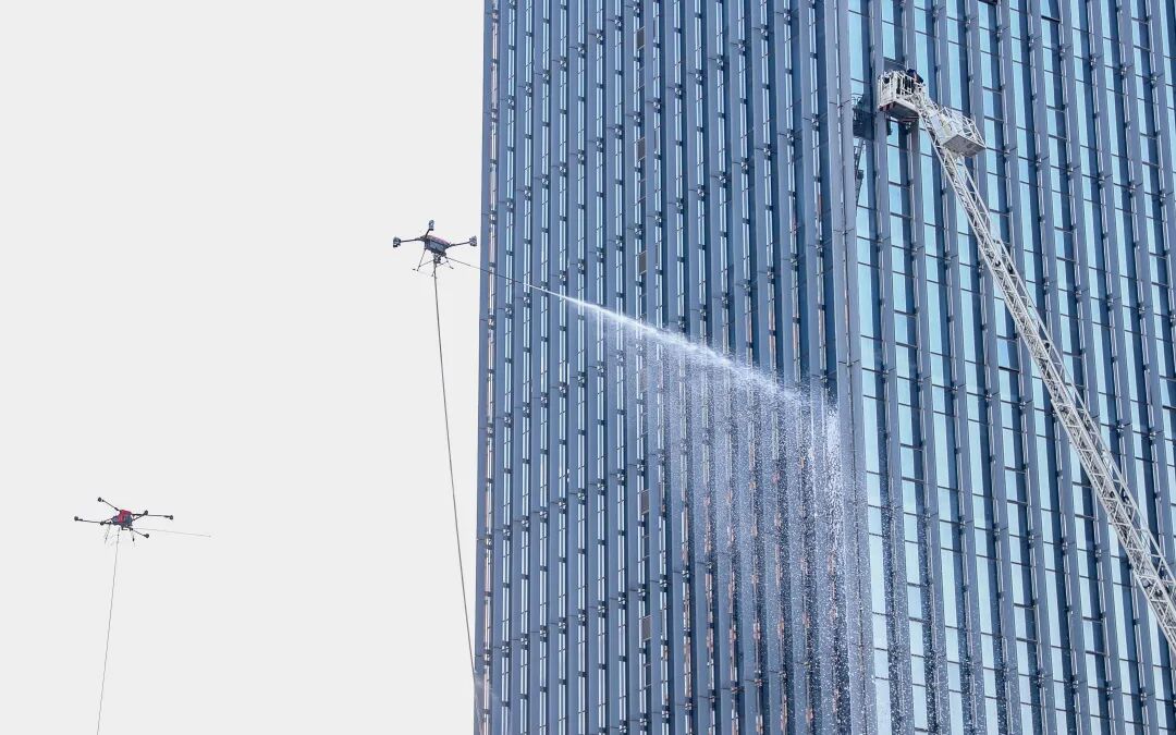 超高层建筑灭火演练中系留无人机高空喷水