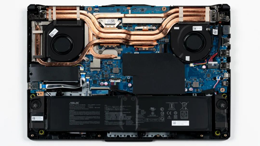 【猪王的良心结语】上图是华硕 天选2的拆机实拍图,四热管双风扇的