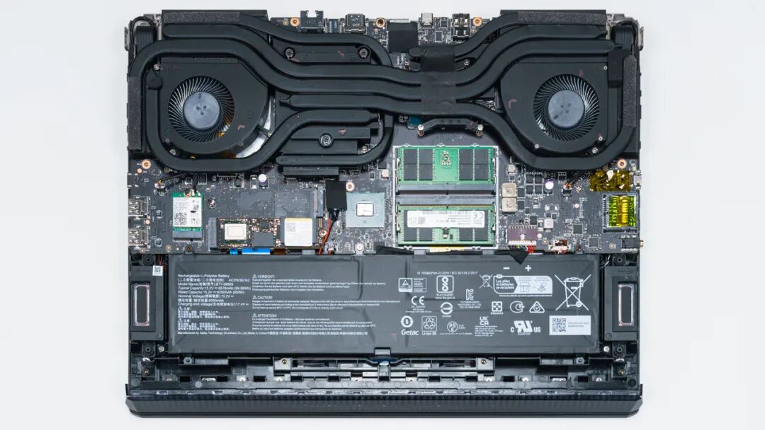 【散热分析】上图是微星 泰坦ge78 hx的拆机实拍图,六热管双风扇的