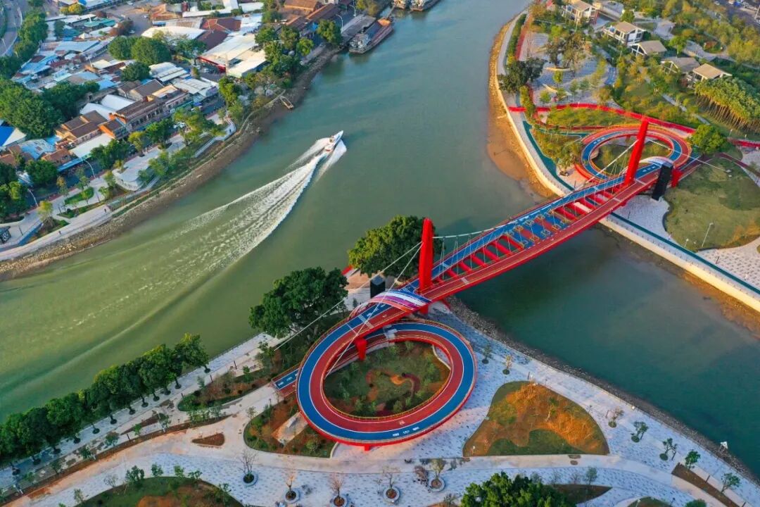 位于江海区的如意桥，是江门第一座跨江双塔悬索人行天桥。如今，这里已成为网红打卡地。郭永乐 摄