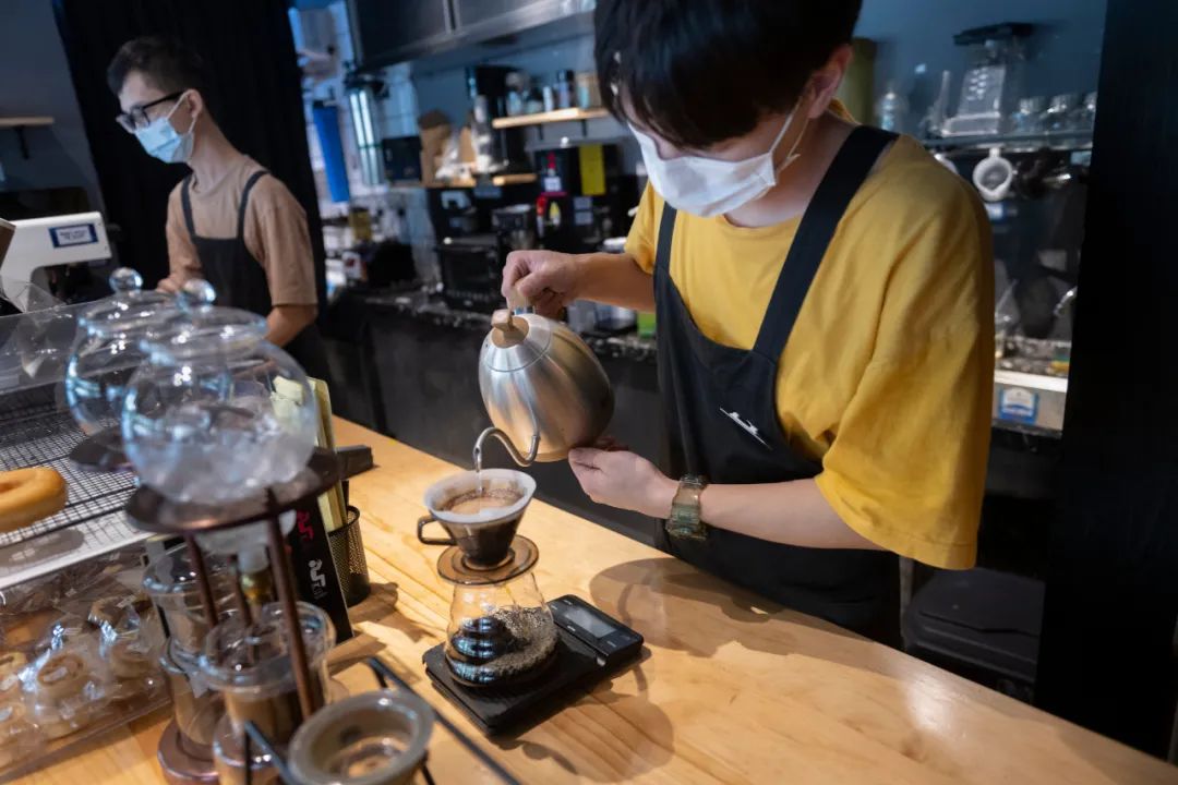 △咖啡师在制作手冲咖啡。江门日报记者 周华东 摄