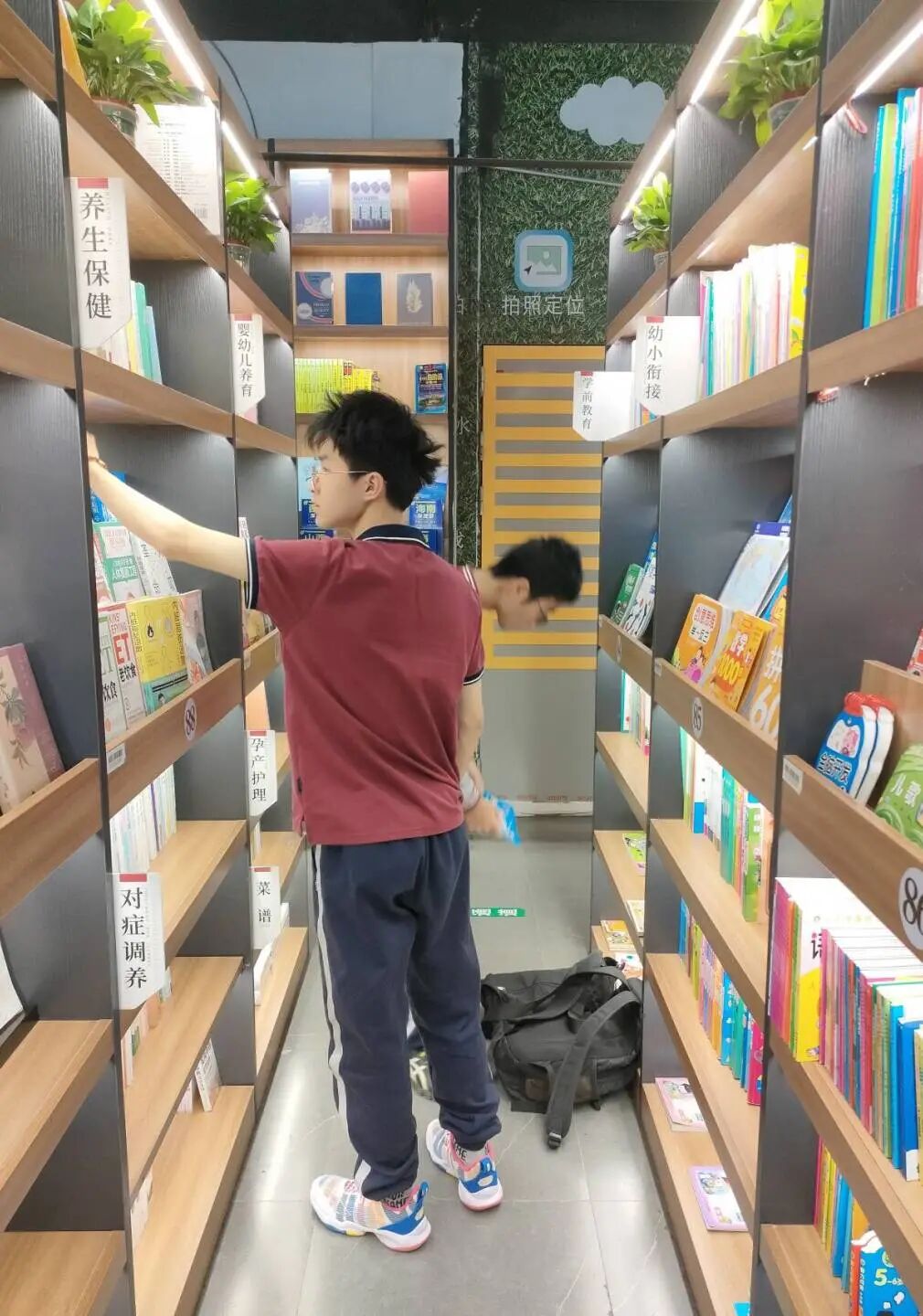 南京国际会议酒店六名同学两两分成小队,分别在紫金楼,钟山楼和丽景楼