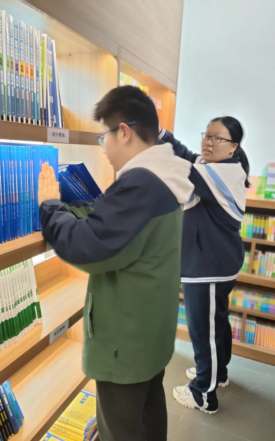 南京国际会议酒店六名同学两两分成小队,分别在紫金楼,钟山楼和丽景楼