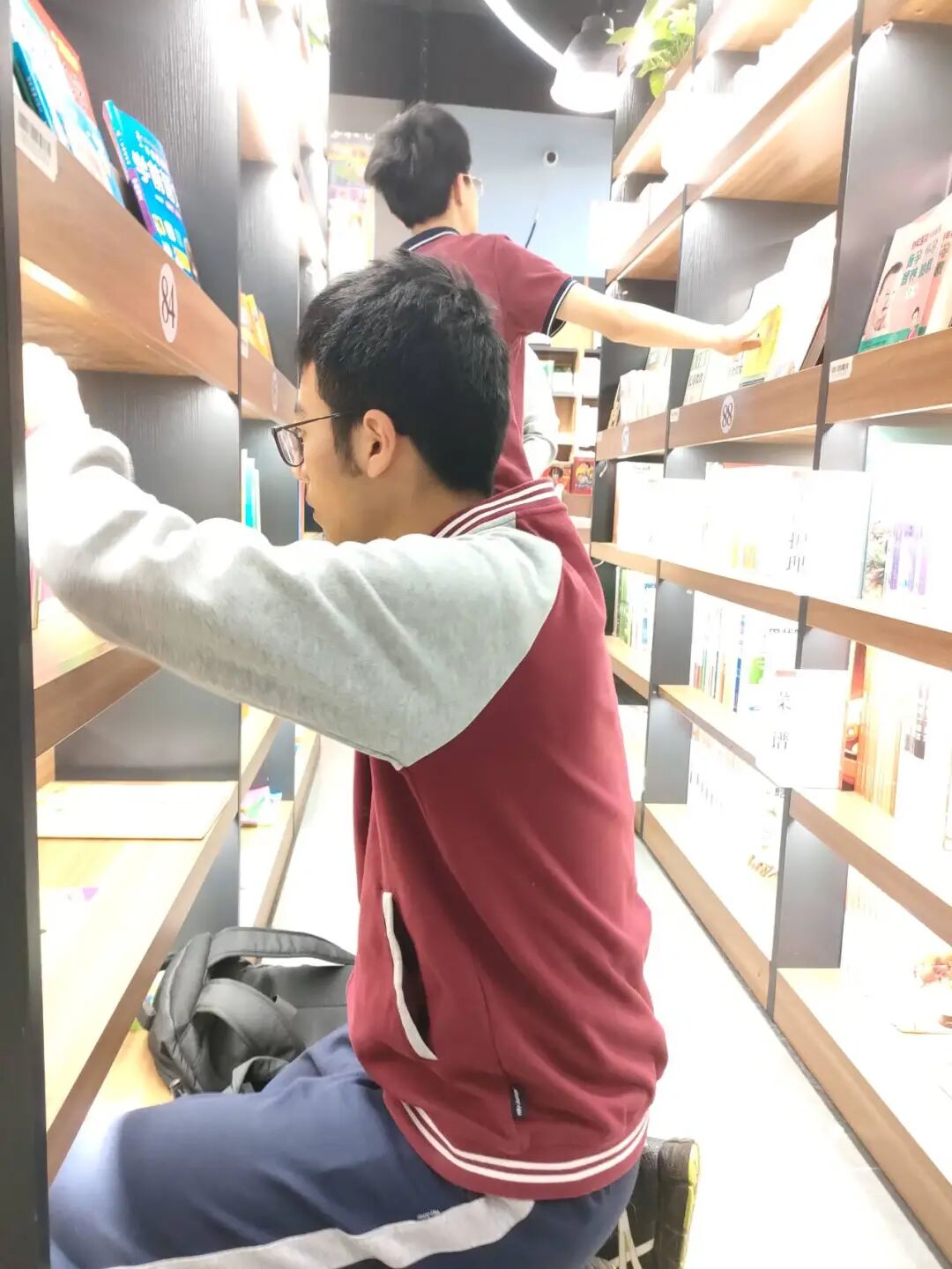 南京国际会议酒店六名同学两两分成小队,分别在紫金楼,钟山楼和丽景楼