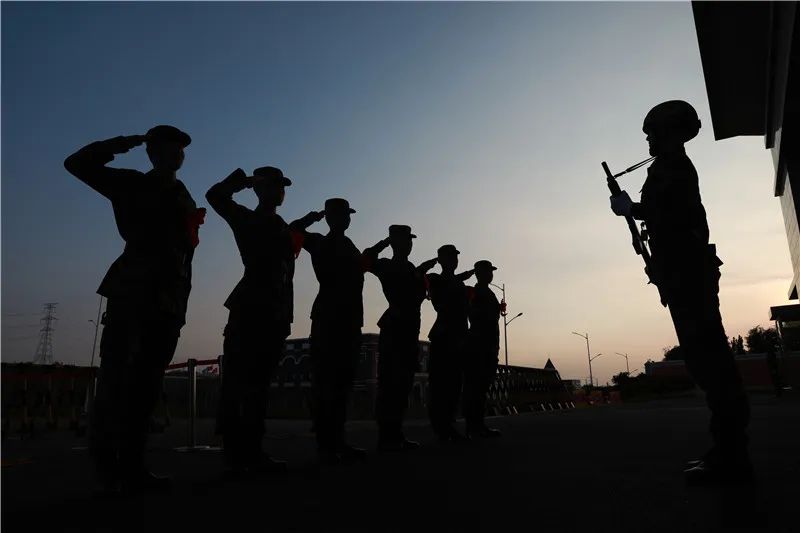 武警战士图片站岗图片