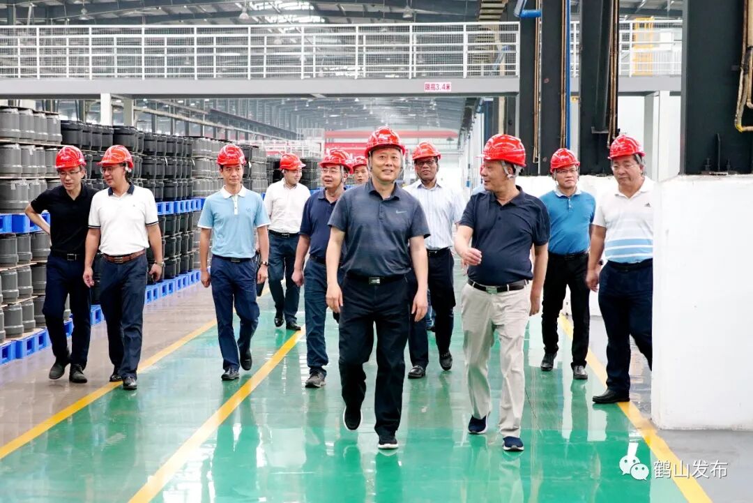 林贤进一行参观了富华重工公司生产车间,试验技术中心等,听取企业发展