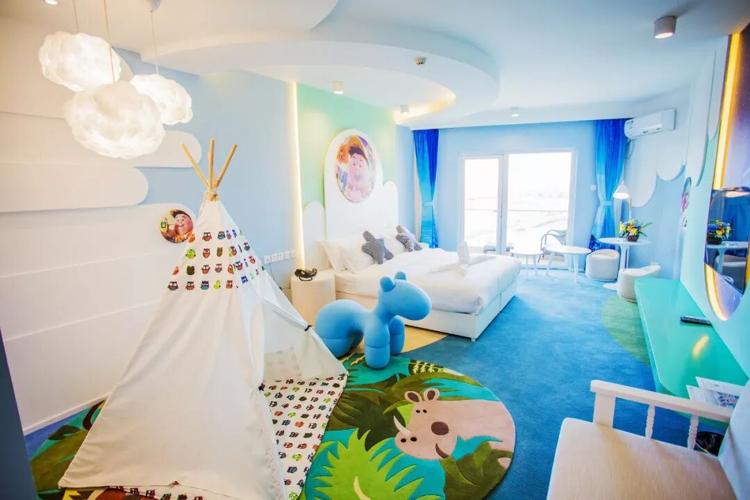主题酒店,有国内外首屈一指的室内攀岩墙和旋转滑梯,**完备的儿童游乐