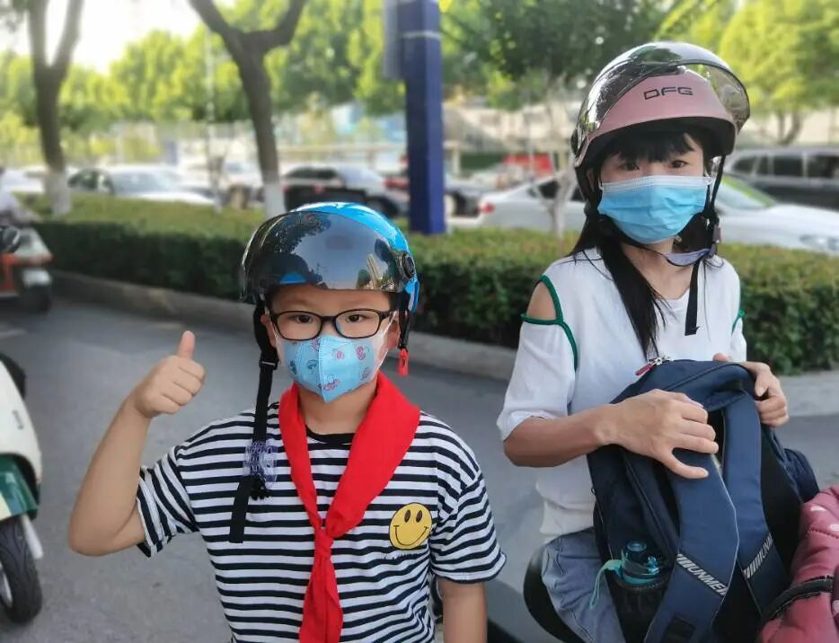 合肥高升学校开展戴头盔保安全促文明宣传活动