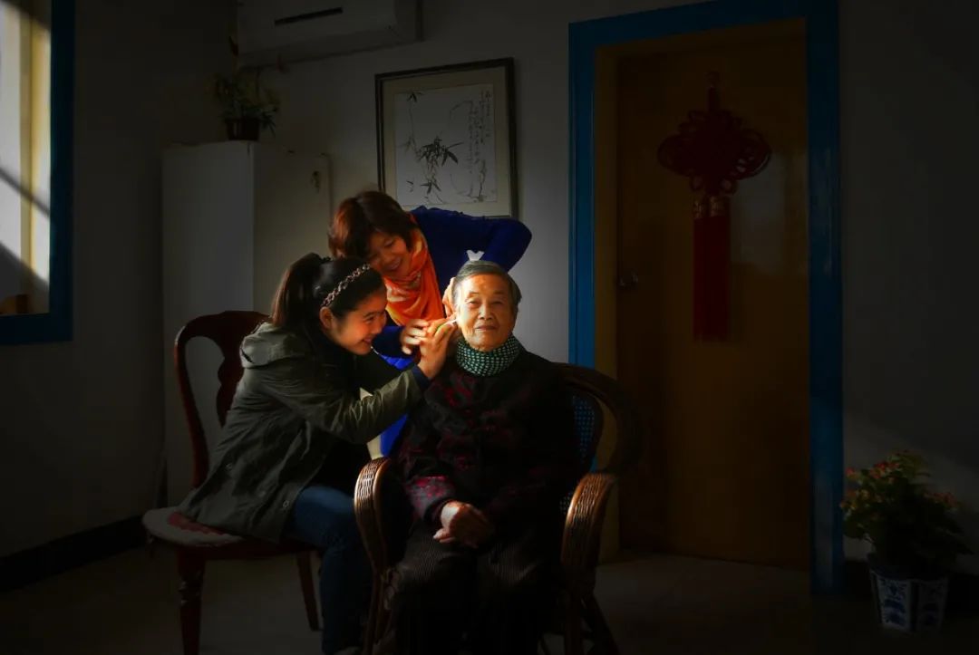 28薛志龙《第四代接力孝行》兴化13338883498.jpg 图片