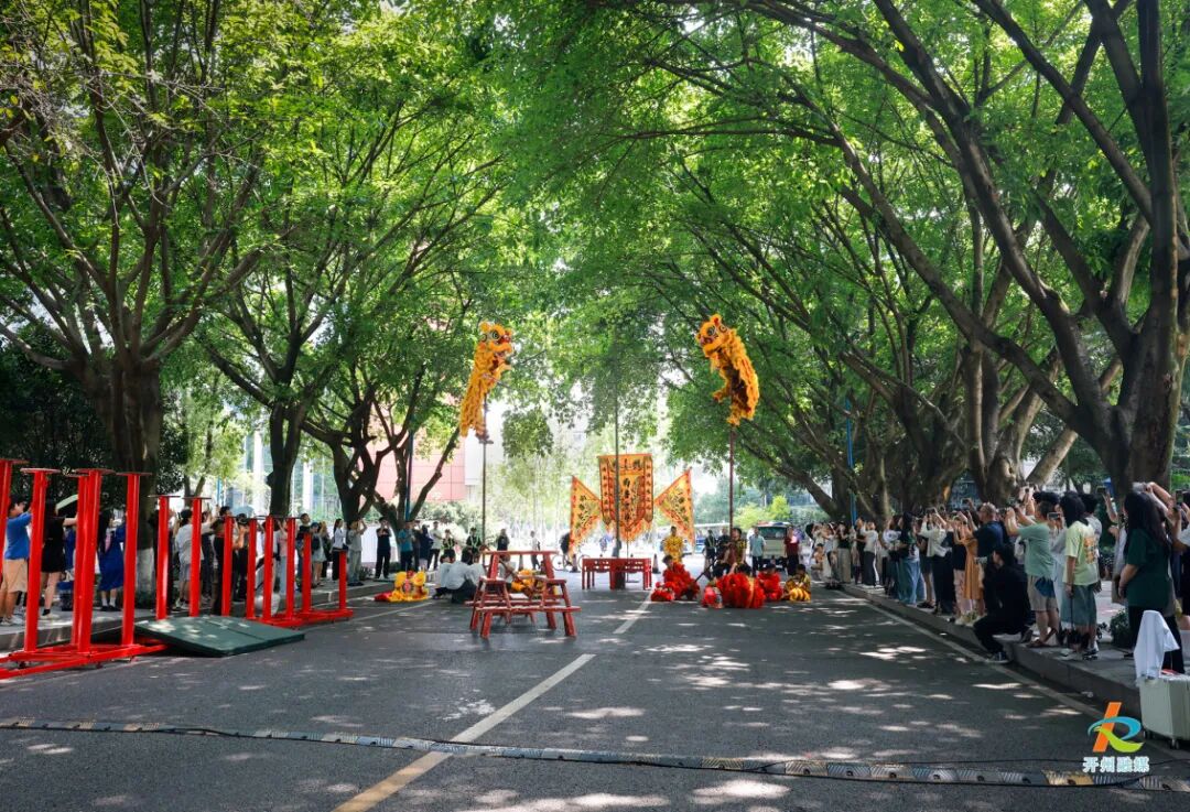 市级非遗“瑞兽金狮”走进校园。崔家清 摄.jpg