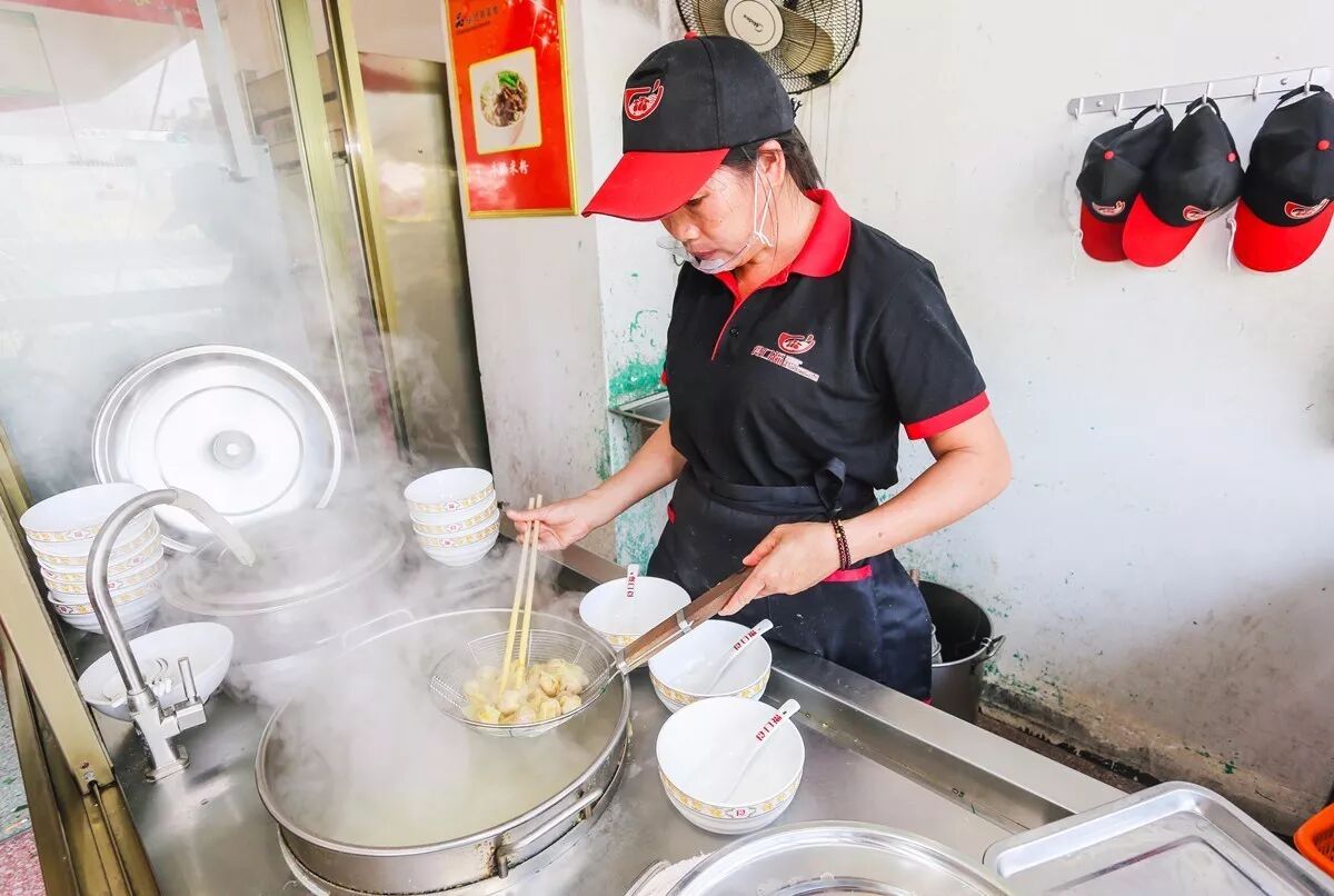 被挤得如同人山人海 最高纪录单款云吞每天都要卖上200碗 厨房近门口