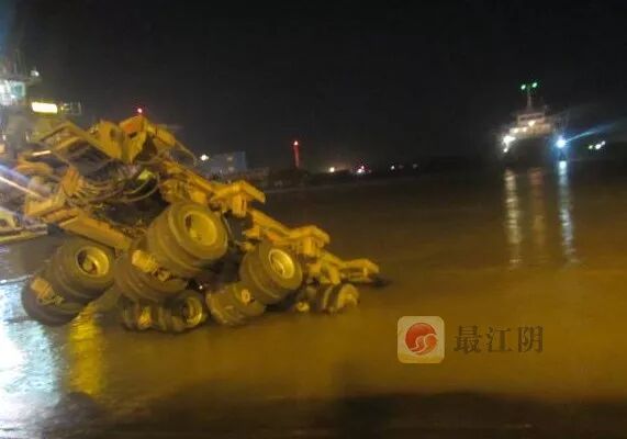 凌晨突发江阴汽渡卡车坠江 目击者称“太诡异”