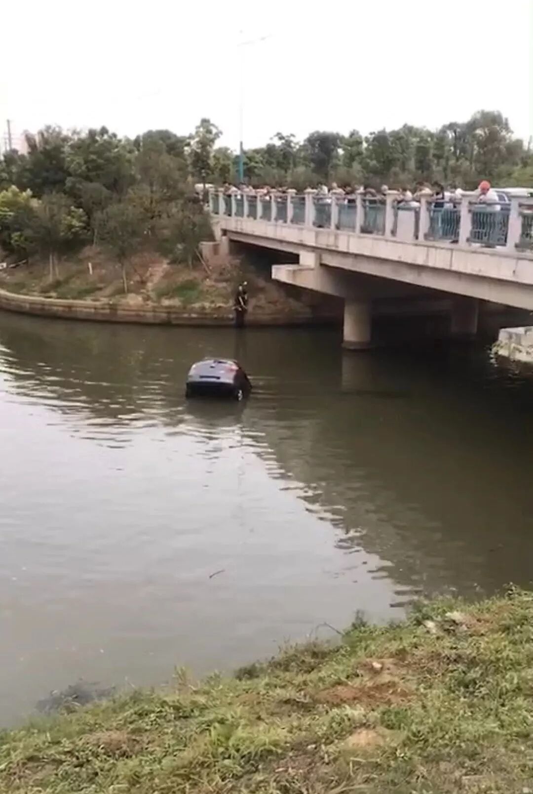 江阴男子砸坏人家两扇车窗 却收到一面锦旗