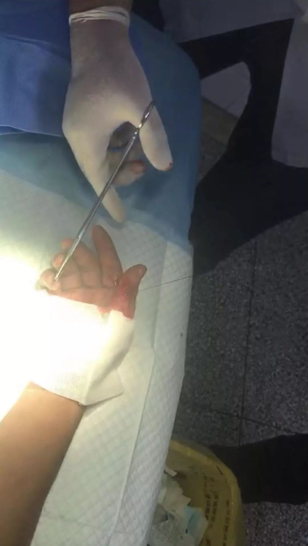 江阴男子砸坏人家两扇车窗 却收到一面锦旗