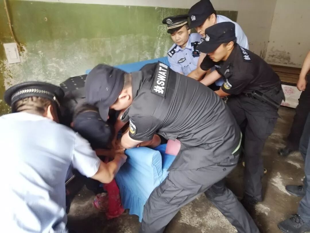 江阴一女子抱煤气罐轻生 消防连破五扇门