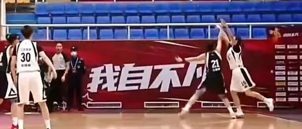 WCBA恶性犯规！脚踝脱臼、三处骨折、韧带撕裂！迟来的道歉！球迷愤怒了！
