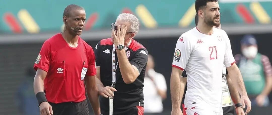 非洲杯目睹之怪现状：不满90分钟，两次吹响终场哨，裁判是中暑了？裁判中暑了！