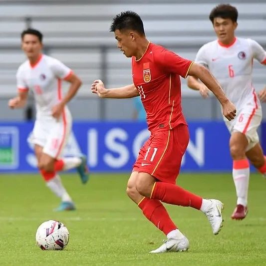 终于赢了一场！中国男足1-0击败中国香港，获得东亚杯首胜！