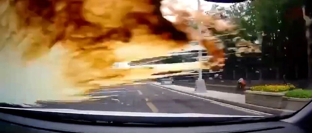 气！行驶中狂别车，还往人家挡风玻璃泼奶茶