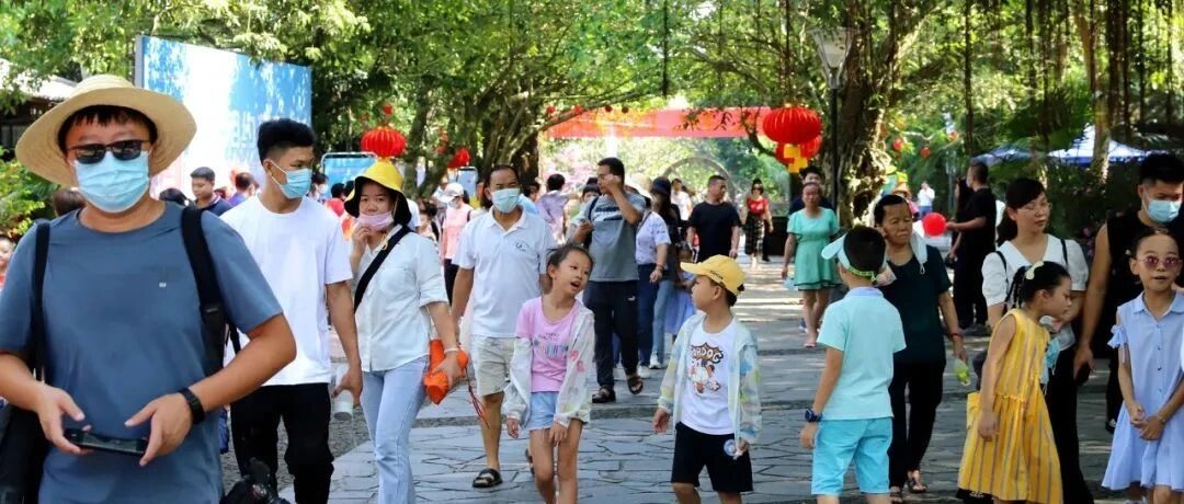 国庆第一天：海口“潮”好玩，游客纷纷来打卡！