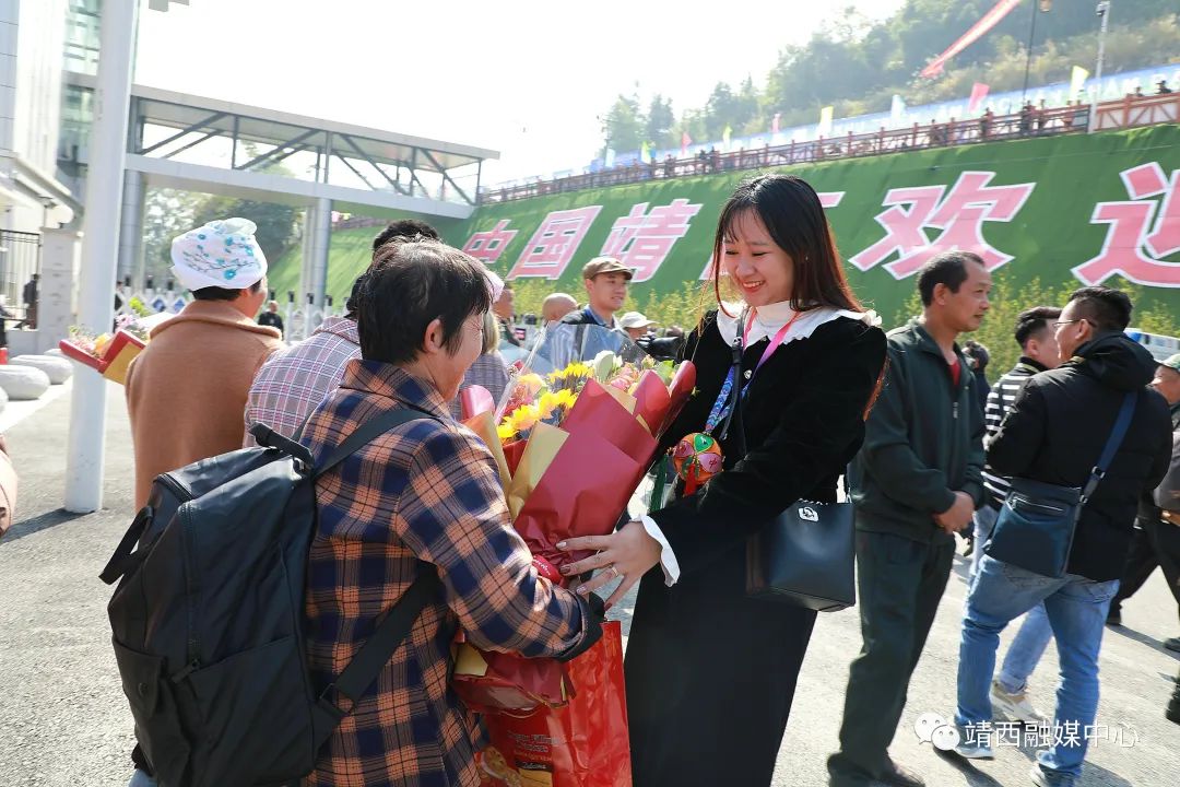 中國龍邦國際性口岸開通系列報道中國龍邦越南茶嶺國際性口岸首批旅客