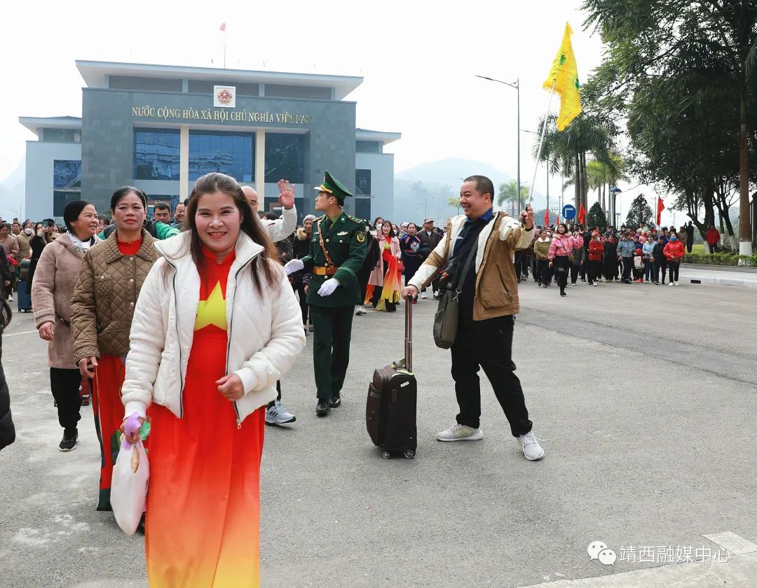 中國龍邦國際性口岸開通系列報道中國龍邦越南茶嶺國際性口岸首批旅客