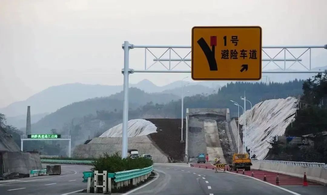 高速被追尾事故怎么做