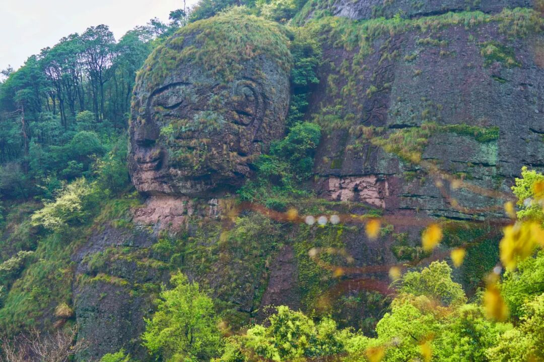 斗岩风景区享有"小泰山"之美誉.斗岩风景区内81.