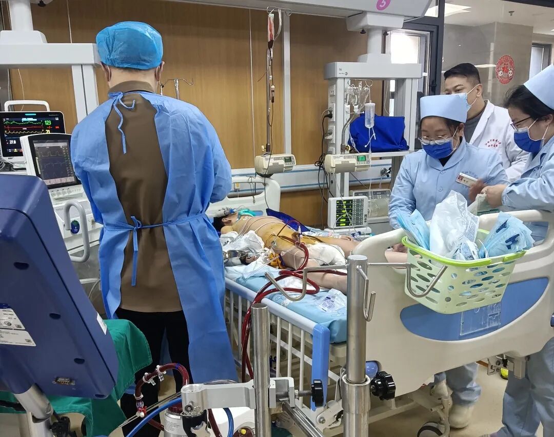 8岁娃写作业咬笔险丧命,妇保连夜抢救现已脱险!