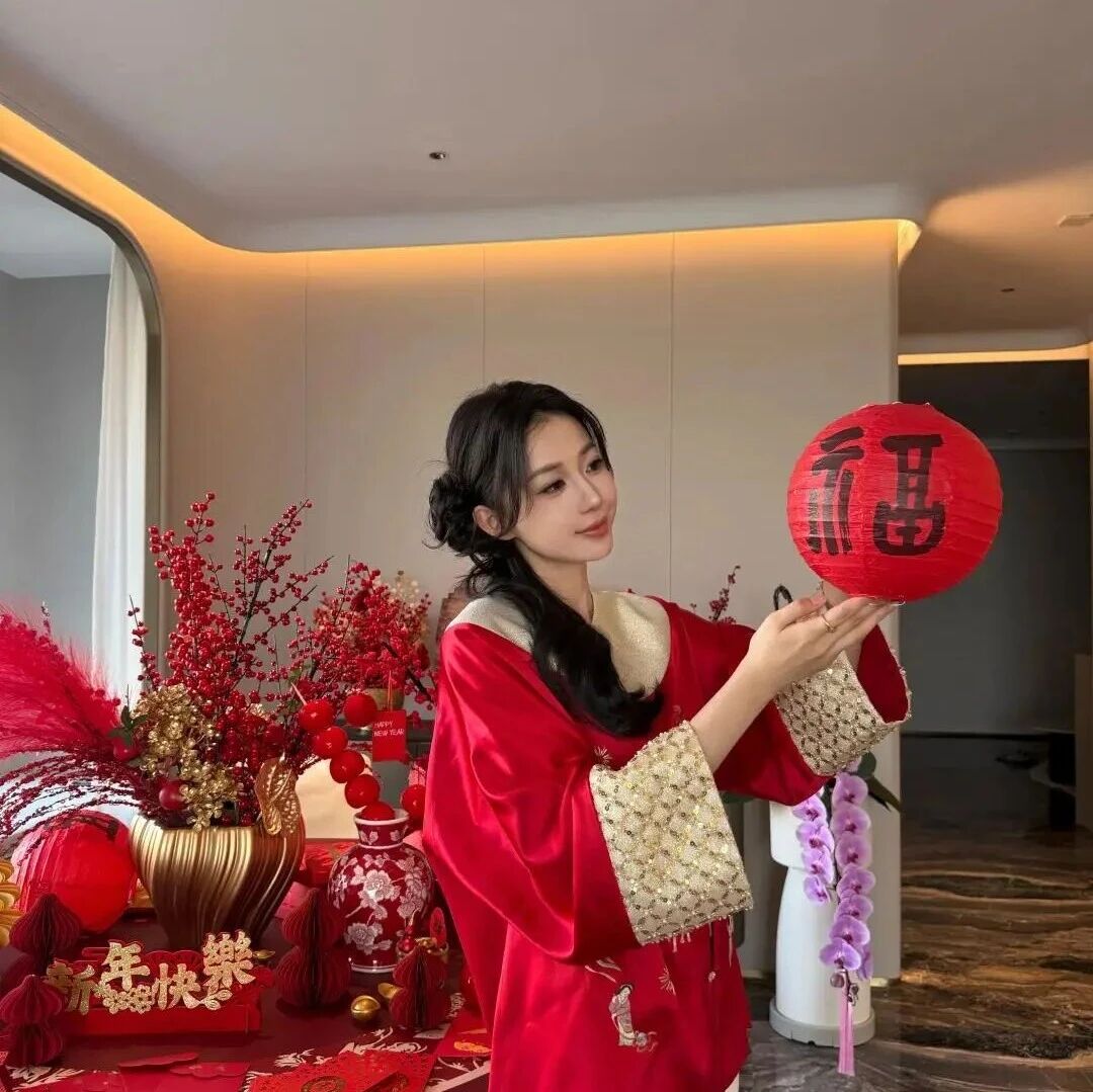 潘玮柏老婆初三晒照!红灯笼、红包墙、豪宅24道菜,潘玮柏没出镜却&ldquo;露了手&rdquo;