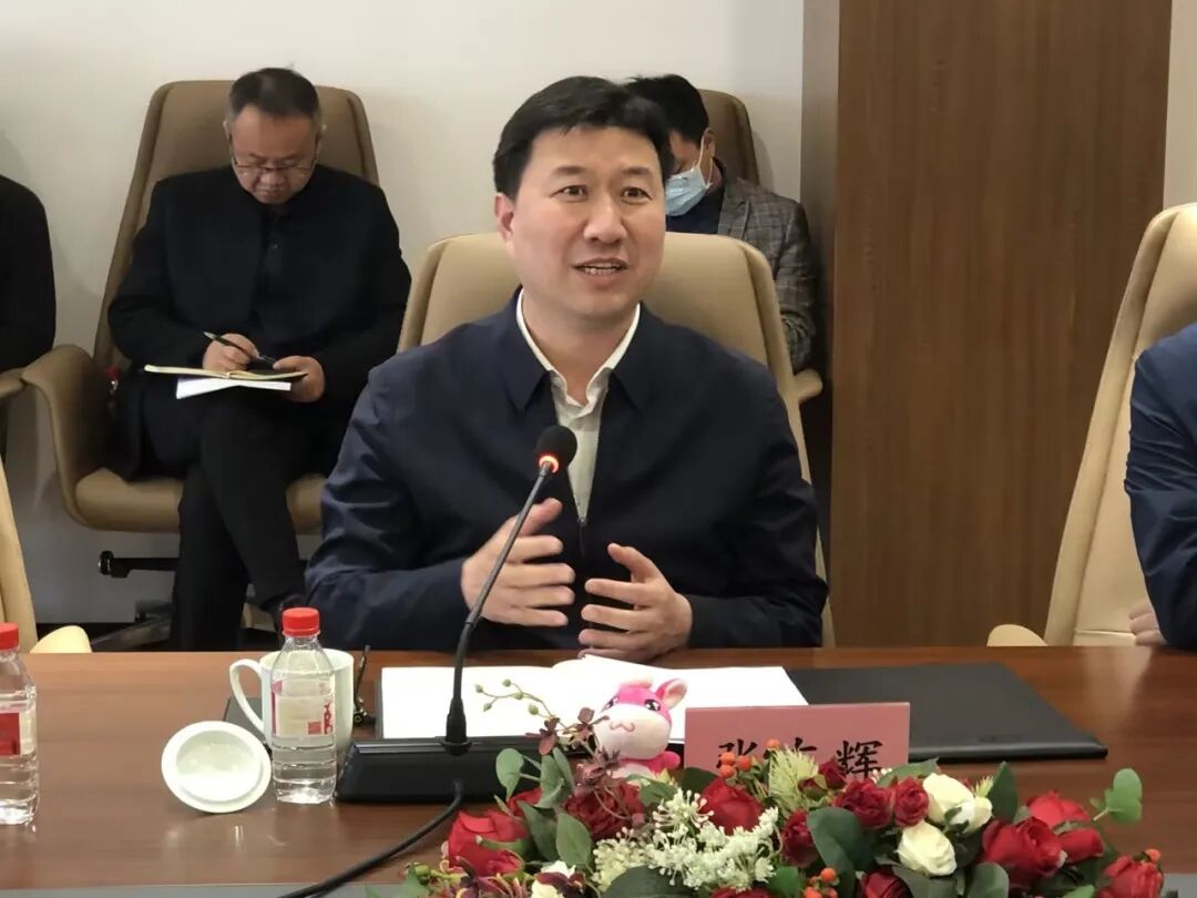 巩义市地处中原腹地,南依嵩岳,北濒黄河,东瞻河南省会郑州,西望九朝