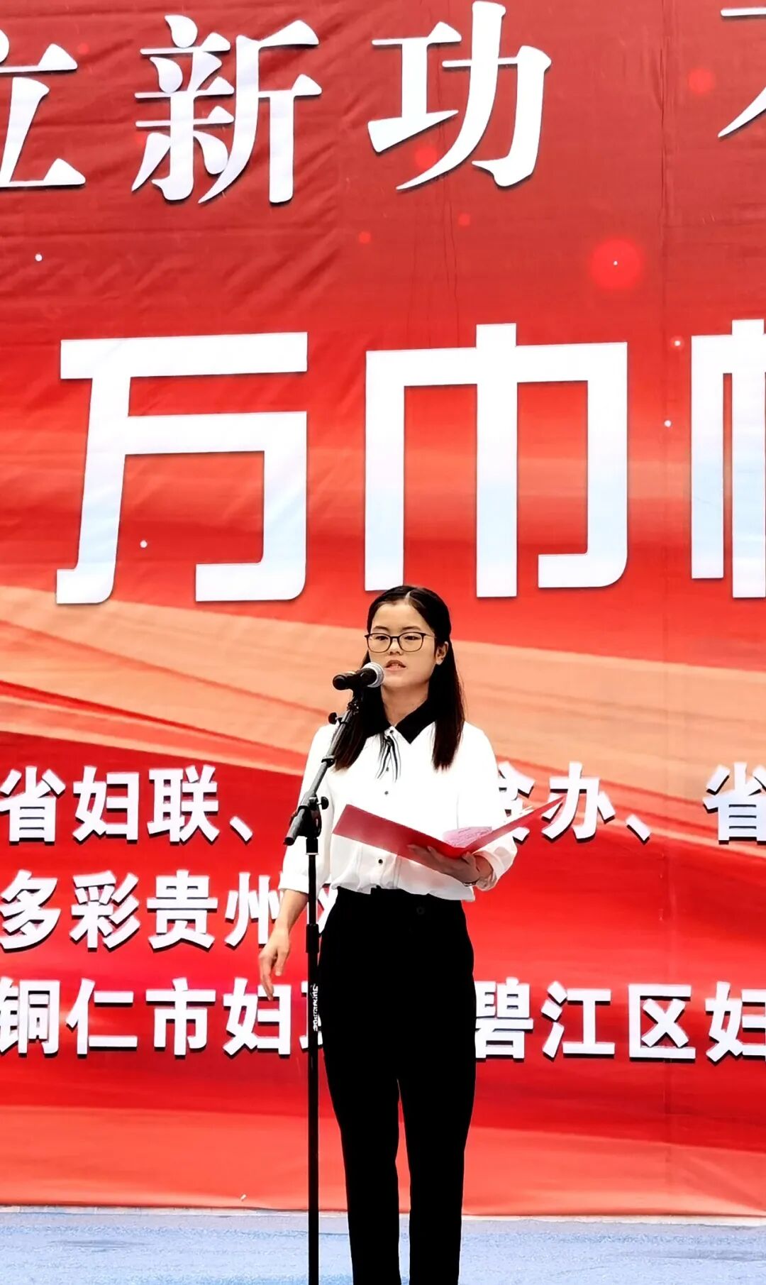 宣讲人赵红宣讲人杨美宣讲人罗灿美宣讲人宁曼丽伴着欢快的音乐,在一