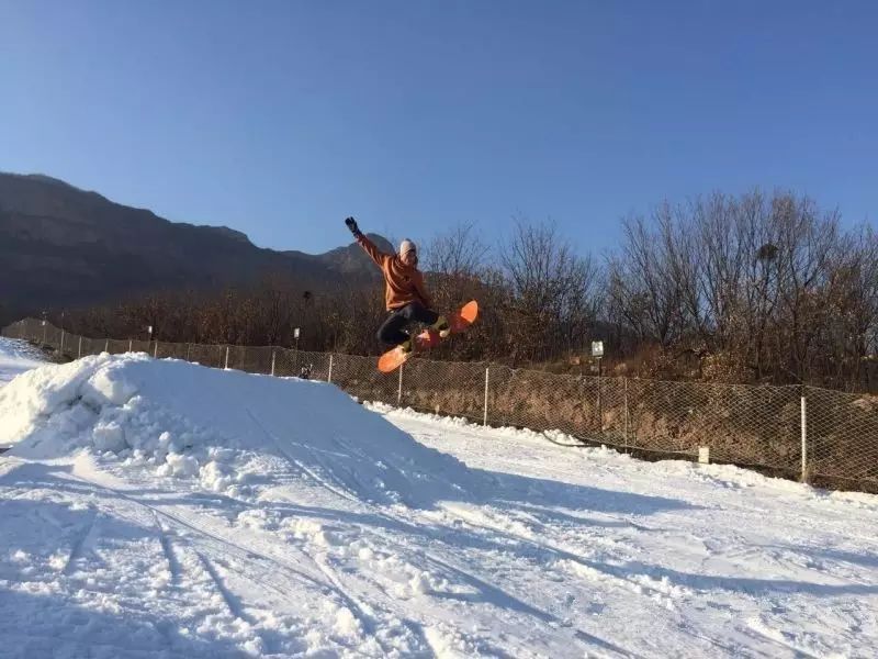 太行风情雪场简介 太行风情滑雪场是河南,山西河北三省交界区域最大