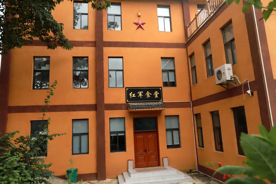 板袍村位于镇宁自治县最南端的良田镇中部,是典型的布依族村寨.