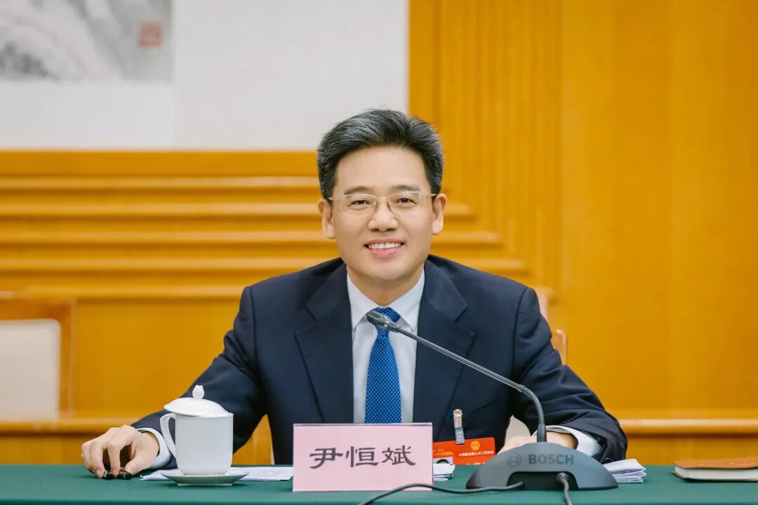 光明日报专访全国人大代表贵州省安顺市市长尹恒斌安心干数字服务平台