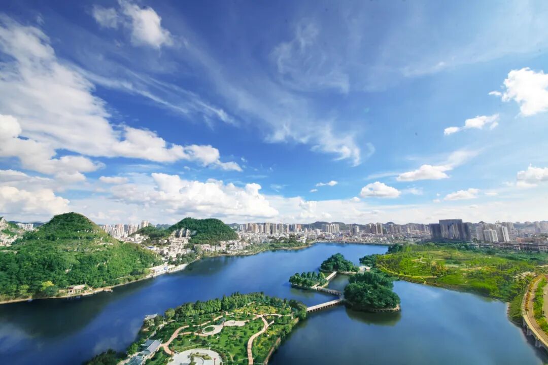 全国人大代表贵州省安顺市市长尹恒斌参加2024年全国两会贵州代表团