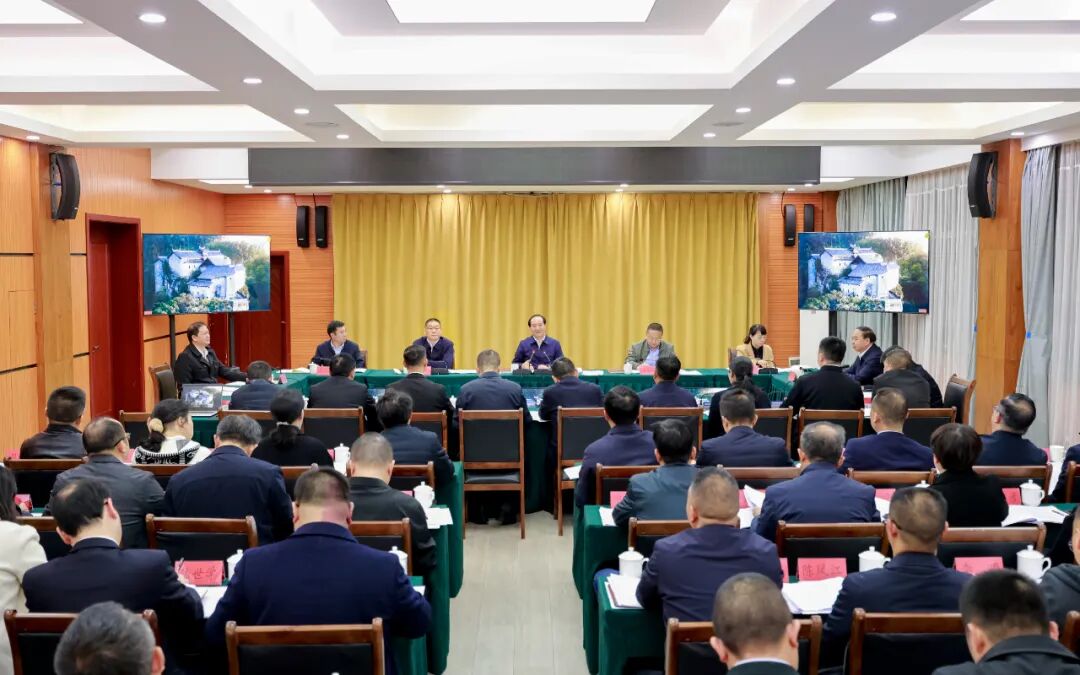 杨昌鹏到平坝区调研座谈时强调聚焦两城三基地建设抓好