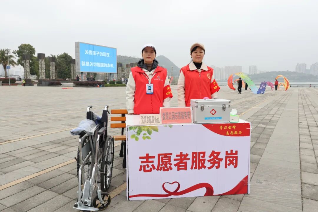 当前页面:>首页>新闻中心>安顺要闻>志愿者服务岗当第一缕阳光穿透