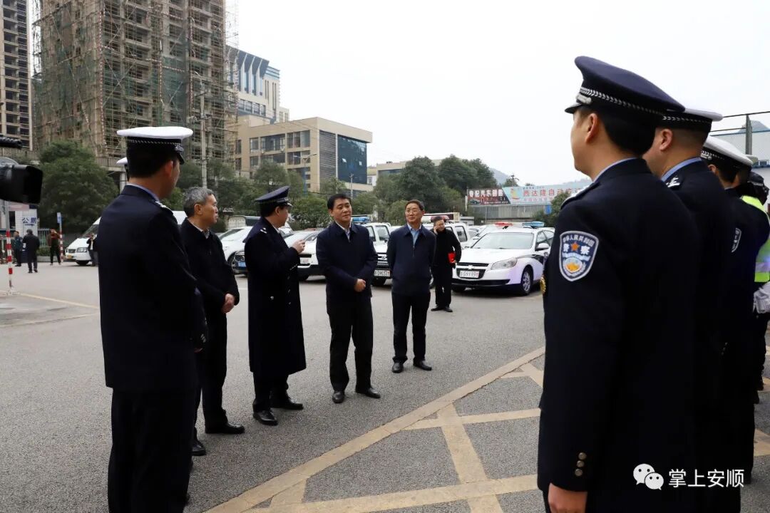 �Թ��ŵ���˳����������չ�´��߷�ο�ʻ