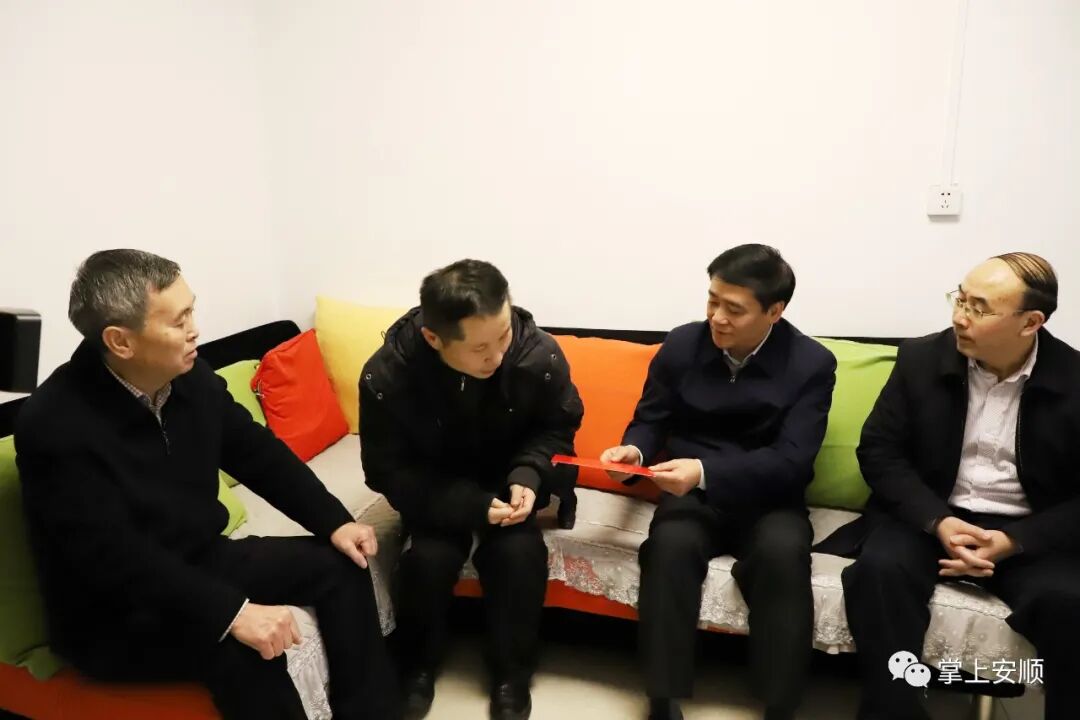 �Թ��ŵ���˳����������չ�´��߷�ο�ʻ